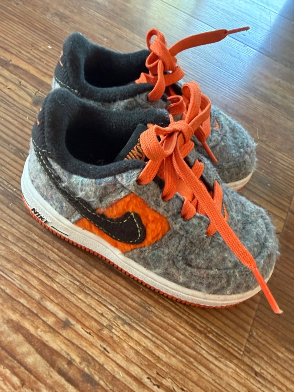 Nike 6 Kids Gray Felt Sneakers with Orange Accents and Laces BENGALS